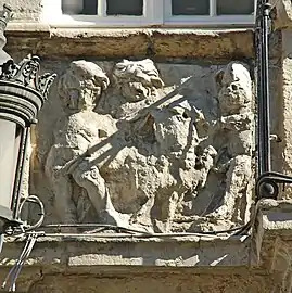 Bas-relief à gauche du balcon.