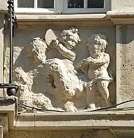 Bas-relief à droite du balcon.