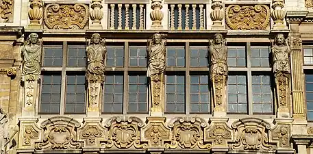 Les cariatides « à gaine » du troisième étage.