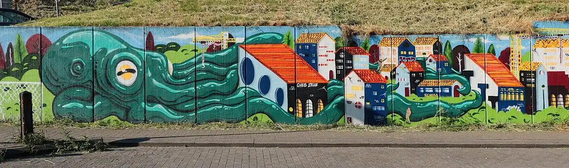 La pieuvre, à gauche, la maison des jeunes « Chez Zelle », au centre, et le Musée L, à droite.