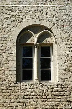 Fenêtre ogivale de l'aile ouest.