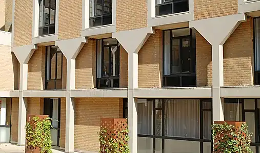 Colonnes de béton blanc de la façade latérale droite.