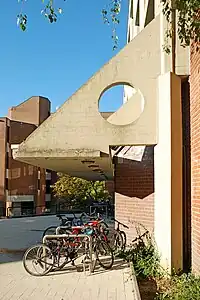 Auvent en « béton brut ».