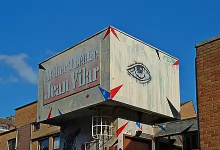 Le sommet de la tour orné d'un grand œil.