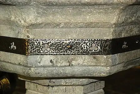 Trilobes de la cuve baptismale.