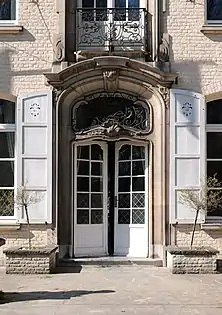 La porte de style rococo.