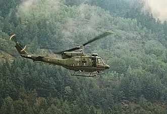 Un AB 212 de l'Aviazione dell'Esercito à Ambri&nbsp;(en) en 1994.