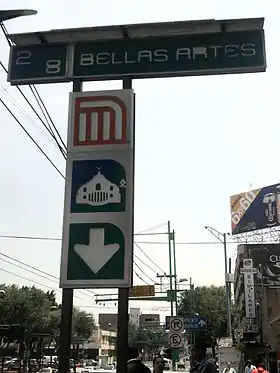 Accès à la station de la ligne 8.