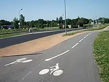 Chemin longeant la départementale 6