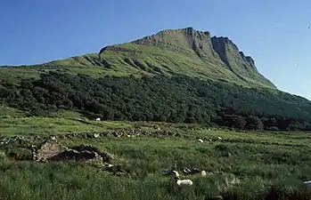 Photographie d'une montagne en forme de crête.