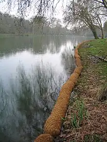 Boudins de renforcement de berge en fibre de coco. Parc J.J. Rousseau, Mars 2011.