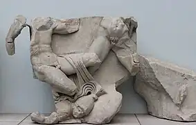 fragments, deux hommes nus au-dessus d'un autre gisant au sol