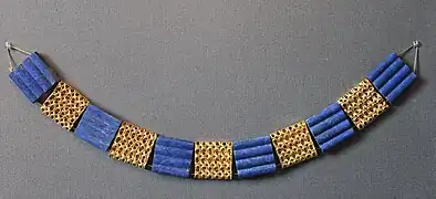 Collier en or et lapis-lazuli provenant de la tombe no 45, XIVe – XIIIe siècle av. J.-C.