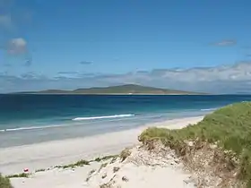 Vue de Pabbay depuis Berneray au sud.