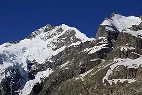 Vue du piz Prievlus (à droite) avec, à sa gauche, notamment, le piz Bernina.