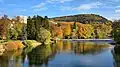 Le parc en automne au bord du Doubs (vue aval).