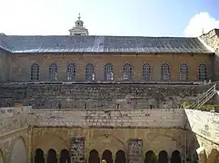 Les fenêtres hautes de la nef de la basilique, au dessus du cloitre médiéval.