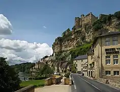 La RD 703 dans la traversée de Beynac.