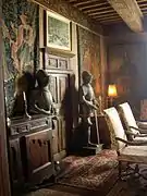 Salle meublée du XVIIe&nbsp;siècle ornée d'armures et de tapisseries.