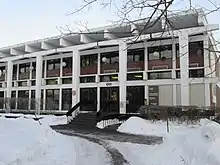 Photographie de la bibliothèque Jacques-Ferron (située dans le même édifice que le Centre culturel Jacques-Ferron) en 2020.