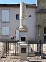 Le monument aux morts devant l'église (juin&nbsp;2009)