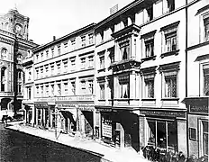 1871 Maison des Blankenfeld. Photo de la maison du siège de la famille von Blankenfeld à Berlin. Quand elle fut démolie en 1889, c'était la plus ancienne demeure de Berlin. La construction datait de 1390. Elle était située au 49 rue de Spandauer, entre la mairie et le marché Molkenmarkt. En 2021, à la suite des nombreuses démolitions, le numéro 49 n'existe plus
