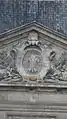 Blason présent sur le fronton de la façade arrière de l'hôtel de ville de Soissons.