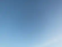 un ciel bleu presque uniforme