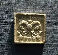 Composition de signes en forme de « blason ». Empreinte de sceau avec écriture. Approx. 3,5&nbsp;cm x 3,5&nbsp;cm. State Museum, Bhopal.