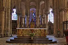 Autel au centre du chœur