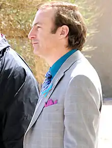 Bob Odenkirk dans le rôle de Saul Goodman lors du tournage de la 4e saison de Breaking Bad.
