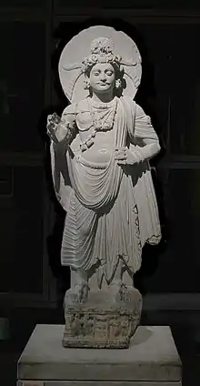 Bodhisattva Avalokiteshvara (ou le prince Siddhârtha Gautama), Shahbaz-Garhi, Ier – IIIe&nbsp;siècle. Schiste, H. 120&nbsp;cm. Musée Guimet