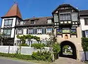 Entrée de la cour de l'ancien chapitre du couvent de Saint-Léonard.