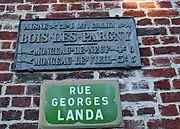 Plaque de rue en fonte de la fin du XIXe siècle indiquant les directions de Monceau-le-Neuf et Monceau-le-Vieil.
