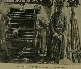 Les bourreaux à la porte de la prison de Boukhara, 1909.