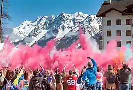 Holi a inspiré de nombreuses célébrations contemporaines de par le monde. Un "holi" au festival BoogelWoogel à la station de ski Rosa Khutor près de Sotchi, dans le Caucase russe.