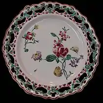 Assiette à aile ajourée, décor floral avec papillon