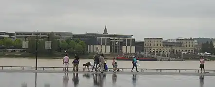 Façades du quai de Queyries.