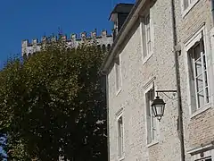 Photographie en couleurs d'un vieille immeuble construit en galets et briques.