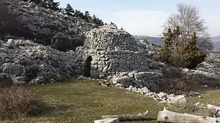 Borie, cabane en pierres sèches servant à abriter les bergers depuis le XIXe&nbsp;siècle. Sur le GR4 entre Grasse et Caussols