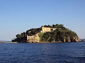 Fort de Brégançon, depuis la plage de Cabasson.
