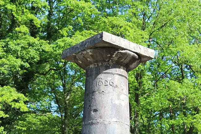 « 1826 » gravé sous le chapiteau de la 1re&nbsp;borne.