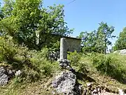 Borne milliaire de Gréolières devant la chapelle Sainte-Anne