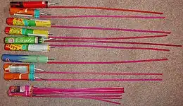  Photo en couleur montrant différentes fusées pétards avec des tiges de longueur variable.