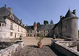 Cour d'honneur du château de Boucard.