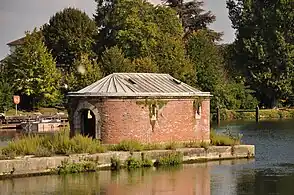 L'édifice sur la Seine, vestige de la Machine de Dufrayer.