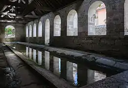 Le lavoir de Noyers (89), et ses bords inclinés.