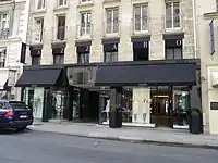 Boutique Azzaro aux nos 65-67.