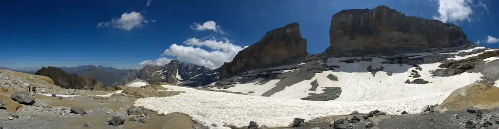 Vue panoramique autour de la brèche de Roland, du côté français.
