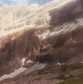 Plis calcaires à proximité de la brèche de Roland.